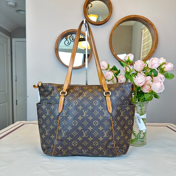 Louis Vuitton Handbags - Louis Vuitton Monogram Canvas Totally MM Totes